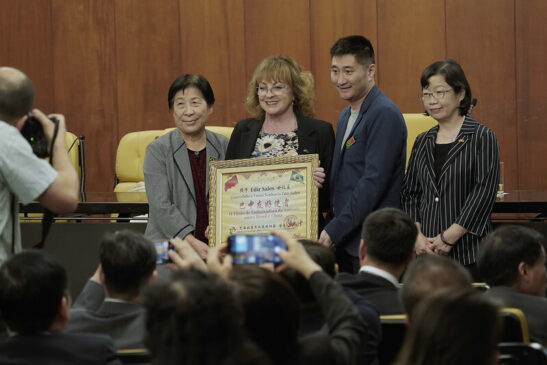 A vereadora Edir Salles recebe placa de representantes da comunidade chinesa em São Paulo
