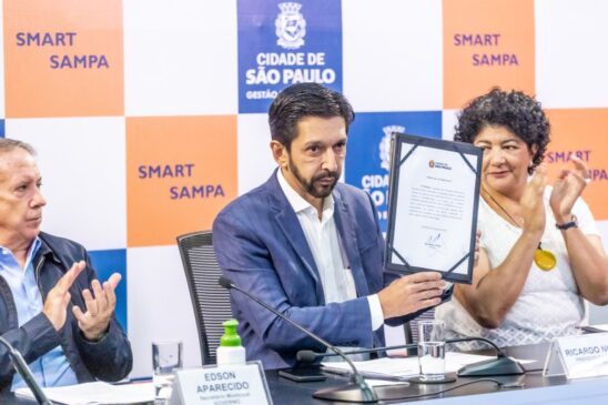 Prefeito Ricardo Nunes durante a assinatura do SmartSampa