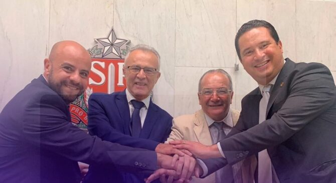 Eduardo Nóbrega (à direita) celebra aprovação do projeto na Alesp
