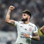 Corinthians vence de virada em casa