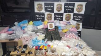Também foram localizados cerca de 8 quilos de maconha e cocaína a granel