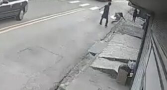 Momento em que as duas mulheres foram agredidas por um homem na estrada das Acácias, em Carapicuíba, na Grande SP