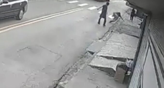 Momento em que as duas mulheres foram agredidas por um homem na estrada das Acácias, em Carapicuíba, na Grande SP