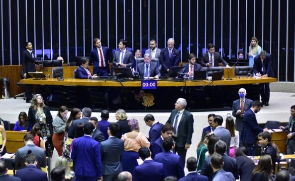 Deputados analisam propostas em Plenário