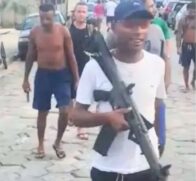 No momento da captura foram apreendidas duas pistolas, 10 celulares e drogas com o homem, conhecido como Jeffinho