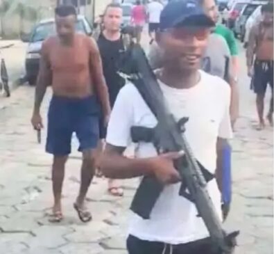 No momento da captura foram apreendidas duas pistolas, 10 celulares e drogas com o homem, conhecido como Jeffinho