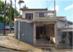 O primeiro leilão disponibiliza uma casa na cidade de Piracicaba-SP
