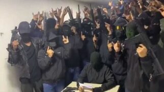A facção criminosa Los Lobos, uma das maiores do Equador, assumiu a autoria do assassinato do candidato à Presidência Fernando Villavicencio, morto a tiros nesta quarta (9) após comício em Quito
