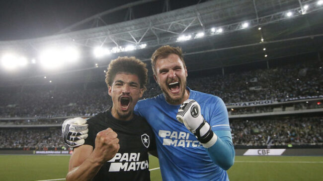 Zagueiro Adryelson e goleiro Lucas Perri