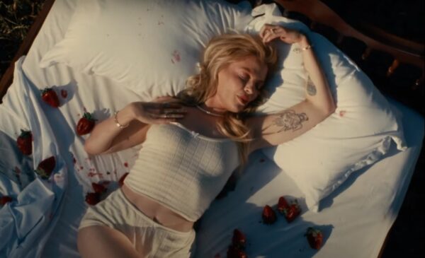 Luisa Sonza em clipe de 'Campo de Morango'
