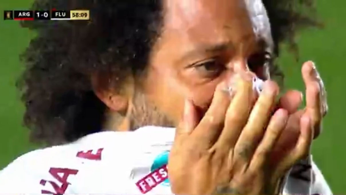 O camisa 12 foi punido aos 10 minutos do segundo tempo, após lance em que acabou pisando na perna do zagueiro Luciano Sánchez