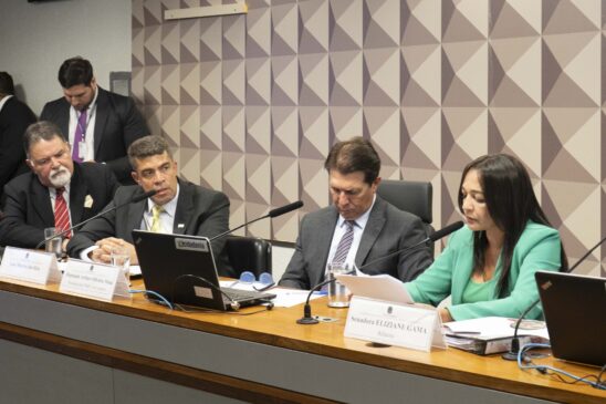 Da dir. para a esq., a relatora, Eliziane, Arthur Maia, Dos Reis e seu advogado