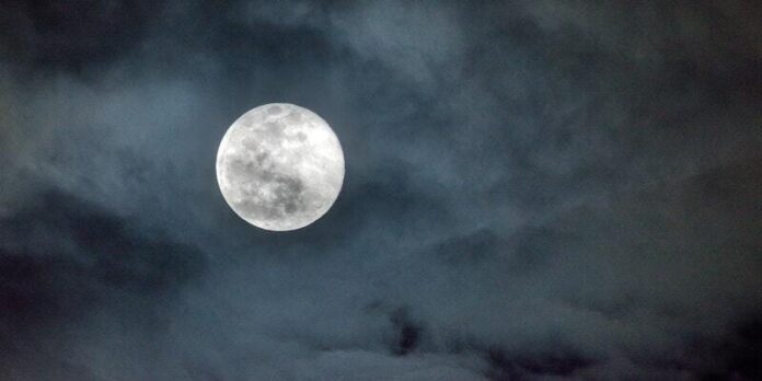 Uma superlua poderá ser vista nesta terça-feira (1º), segundo o Observatório Nacional, de qualquer lugar da Terra
