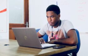 Os candidatos terão a oportunidade de participar de uma empresa de renome e conviver com profissionais experientes na área
