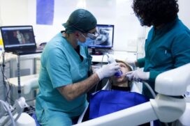 Atualmente, a rede de saúde bucal paulistana conta com um Centro de Cuidados Odontológicos e 31 Centros Especializados em Odontologia, que atendem as demandas referenciadas pelas UBS