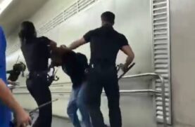As imagens mostram quando o homem é abordado por três seguranças da estação
