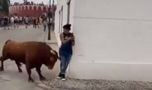 Nas imagens é possível ver a vítima ser atingida pelas costas e jogada para cima com violência