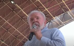 O presidente Lula durante discurso em Parintins (AM)