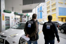 Agentes fiscais do IPEM e Procon realizam fiscalização em posto de combustível