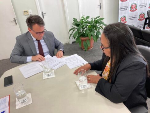 Pastora Roselene apresentou o pedido ao Chefe da Assessoria Parlamentar da Secretaria de Estado da Segurança Pública, Clodoaldo Cordesco