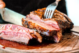 O nome veio da reação dos seguidores aos vídeos da carne na brasa.