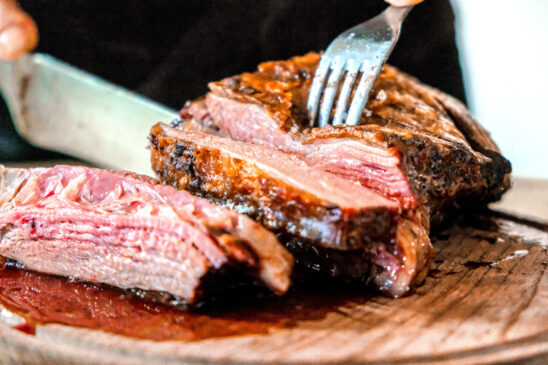 O nome veio da reação dos seguidores aos vídeos da carne na brasa.