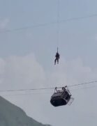 Equipes fazem resgate de pessoas presas em teleférico