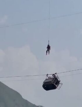 Equipes fazem resgate de pessoas presas em teleférico