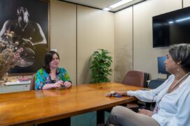 Sâmia Bomfim durante entrevista à jornalista Letícia Maria, da coluna Direto de Brasília