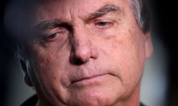 Bolsonaro foi obrigado a entregar seu passaporte