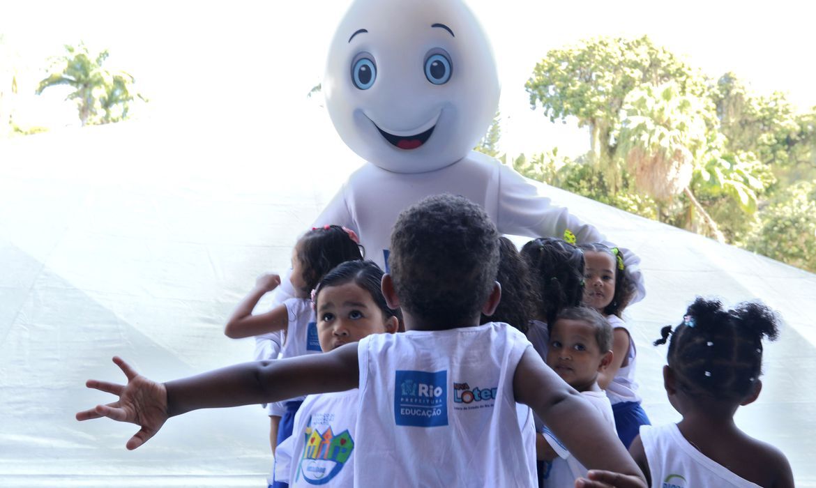 A intenção é atualizar o calendário de vacinas de crianças e adolescentes até os 15 anos de idade e retomar as altas coberturas vacinais no país