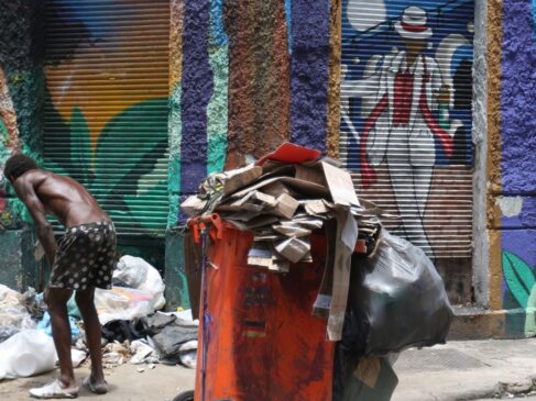 População em situação de rua no centro da cidade do Rio de Janeiro