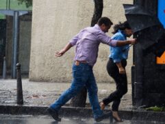 Em caso de qualquer eventual emergência, a Defesa Civil oferece o canal de atendimento pelo número 199