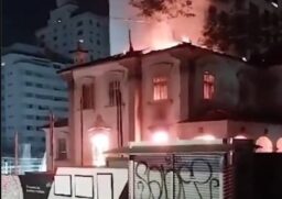 Um casarão tombado na Rua Doutor Homem de Melo, em Perdizes, zona oeste de São Paulo, foi atingido por um incêndio na madrugada desta sexta-feira (4)