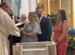 Um bebê, prestes a ser batizado, deu um tapa na bíblia que estava na mão do padre e acabou derrubando o livro nas águas da fonte batismal
