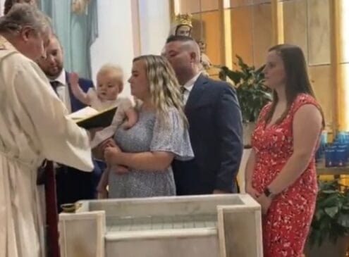 Um bebê, prestes a ser batizado, deu um tapa na bíblia que estava na mão do padre e acabou derrubando o livro nas águas da fonte batismal