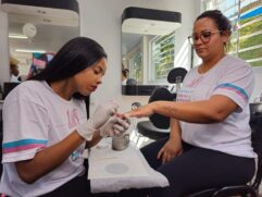 Curso de manicure do Fundo Social de São Paulo, ministrado em municípios paulistas