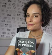 Autora independente Fran Albuquerque, com seu livro "Cravejada de Poesia"