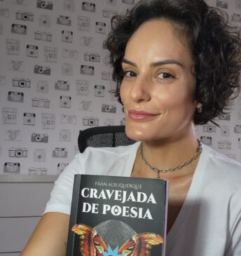 Autora independente Fran Albuquerque, com seu livro "Cravejada de Poesia"