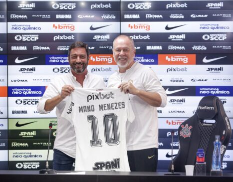 Mano realizou a coletiva com os jornalistas ao lado do presidente do clube, Duílio Monteiro Alves