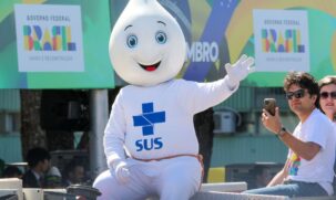 Nesta quinta-feira (7), o personagem desfilou no carro do Corpo de Bombeiros e foi muito aplaudido pelo público presente