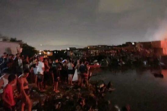O fogo atingiu mais de 100 casas