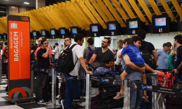 Feriado aumenta movimento em rodovias e aeroportos