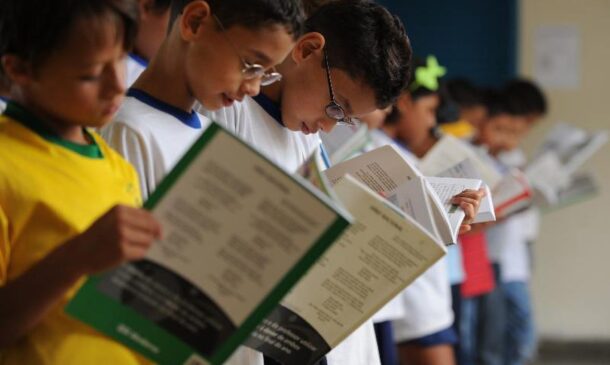 Na ação, a parlamentar aponta graves erros factuais nos slides que estão sendo usados pela rede estadual de educação