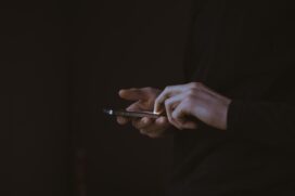 A pochete é mais uma ferramenta que surge em meio ao movimento anticelular em escolas