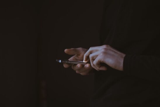A pochete é mais uma ferramenta que surge em meio ao movimento anticelular em escolas