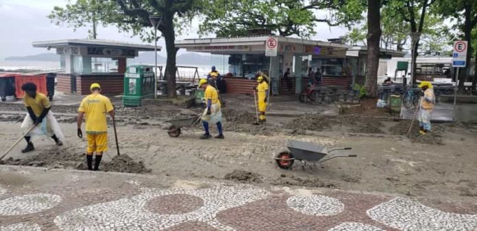 Nas imagens registradas pelo Diário do Litoral, é possível ver como ficou a orla da praia após a ressaca