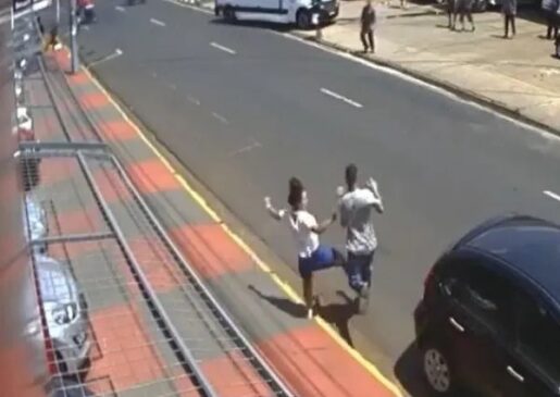 Momento em que o assaltante volta em direção a mulher e leva uma rasteira