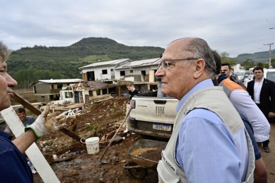 Geraldo Alckmin, visita áreas destruídas pelas chuvas no Rio Grande do Sul e anuncia medidas de ajuda.