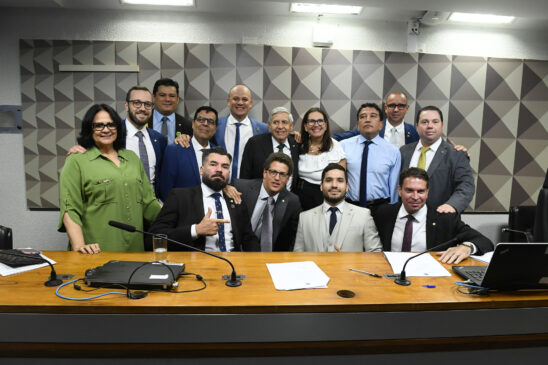 Oposição se inscreveu para tecer elogios ao currículo do general Heleno, com direito a foto no final